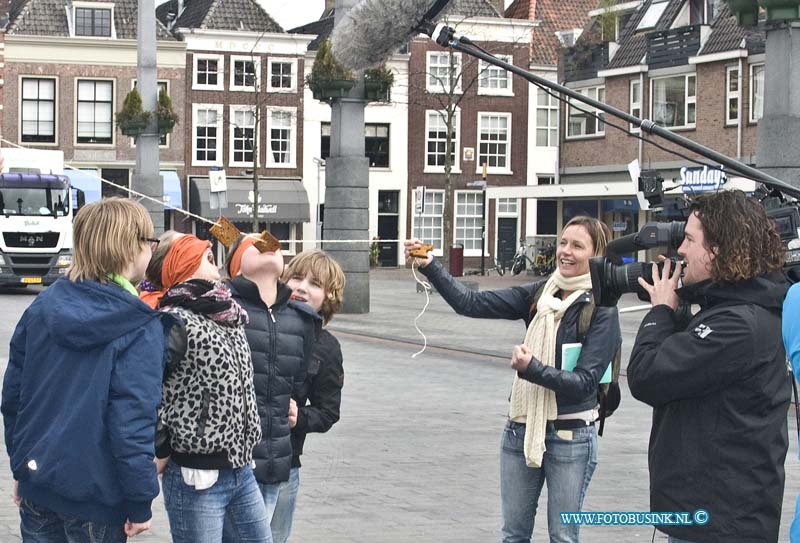 15032307.jpg - FOTOOPDRACHT:Dordrecht:23-03-2015:Man bijt hond in Dordrecht met de vraag moeten de Oud Hollandse spelen met koningsdag blijven.Foto op het Statenplein.Deze digitale foto blijft eigendom van FOTOPERSBURO BUSINK. Wij hanteren de voorwaarden van het N.V.F. en N.V.J. Gebruik van deze foto impliceert dat u bekend bent  en akkoord gaat met deze voorwaarden bij publicatie.EB/ETIENNE BUSINK