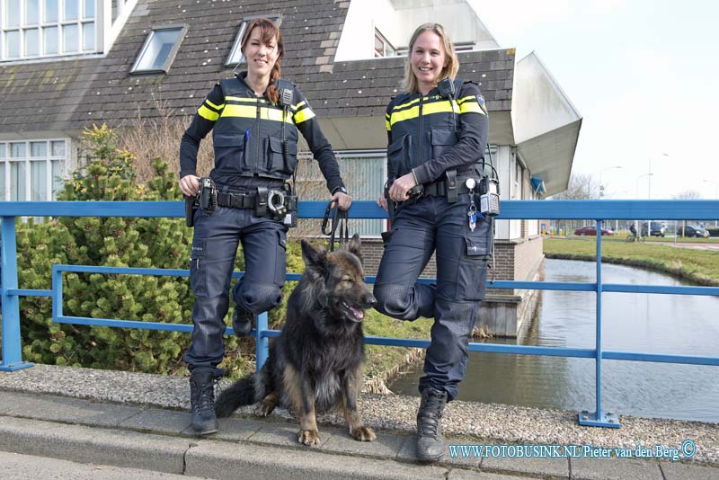 15032308.jpg - PAPENDRECHT - Maandag middag 23-03-2015 keer het basisteam van de Politie Drechtsteden Buiten versterkt met twee agenten van de Dierenpolitie. Zij treden op tegen dierenmishandeling en verwaarlozing. ( Foto links Dennie Zonruiter met rechts haar collega Nicolle Kooijman.) NOVUM COPYRIGHT ETIENNE BUSINK