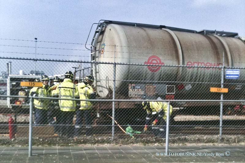 15032401.jpg - FOTOOPDRACHT:Dordrecht:24-03-2015:DORDRECHT - Op het terrein van DuPont de Nemours is Dinsdagmiddag 24-03-2015 een treinwagon uit de rail ontspoord. Prorail is de gehele middag bezig geweest om de wagon weer op het spoor te krijgen. Zover nu bekend zaten er geen gevaarlijke stoffen in de treinwagon.  Deze digitale foto blijft eigendom van FOTOPERSBURO BUSINK. Wij hanteren de voorwaarden van het N.V.F. en N.V.J. Gebruik van deze foto impliceert dat u bekend bent  en akkoord gaat met deze voorwaarden bij publicatie.EB/ETIENNE BUSINK