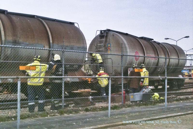 15032402.jpg - FOTOOPDRACHT:Dordrecht:24-03-2015:DORDRECHT - Op het terrein van DuPont de Nemours is Dinsdagmiddag 24-03-2015 een treinwagon uit de rail ontspoord. Prorail is de gehele middag bezig geweest om de wagon weer op het spoor te krijgen. Zover nu bekend zaten er geen gevaarlijke stoffen in de treinwagon.  Deze digitale foto blijft eigendom van FOTOPERSBURO BUSINK. Wij hanteren de voorwaarden van het N.V.F. en N.V.J. Gebruik van deze foto impliceert dat u bekend bent  en akkoord gaat met deze voorwaarden bij publicatie.EB/ETIENNE BUSINK