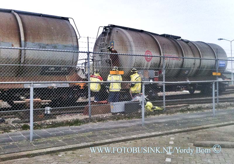 15032403.jpg - FOTOOPDRACHT:Dordrecht:24-03-2015:DORDRECHT - Op het terrein van DuPont de Nemours is Dinsdagmiddag 24-03-2015 een treinwagon uit de rail ontspoord. Prorail is de gehele middag bezig geweest om de wagon weer op het spoor te krijgen. Zover nu bekend zaten er geen gevaarlijke stoffen in de treinwagon.  Deze digitale foto blijft eigendom van FOTOPERSBURO BUSINK. Wij hanteren de voorwaarden van het N.V.F. en N.V.J. Gebruik van deze foto impliceert dat u bekend bent  en akkoord gaat met deze voorwaarden bij publicatie.EB/ETIENNE BUSINK