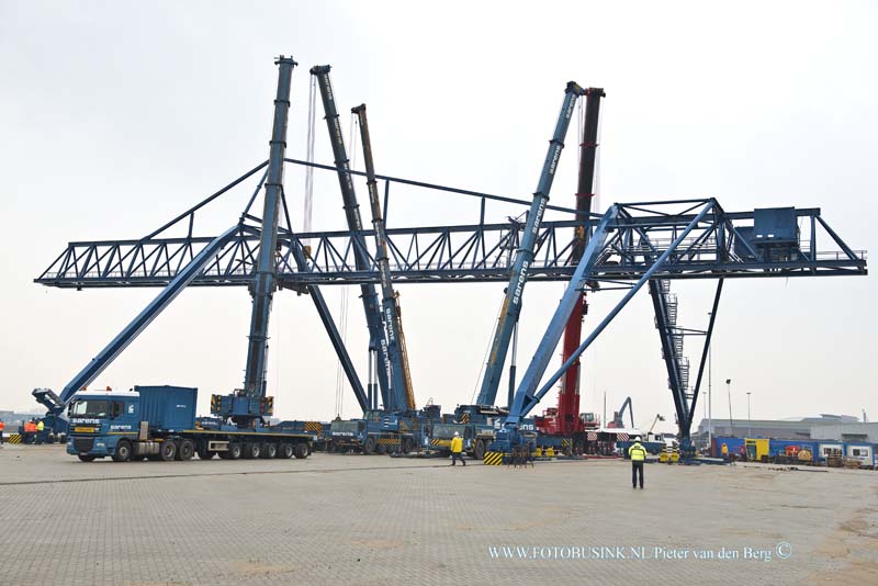 15032501.jpg - FOTOOPDRACHT:Alblasserdam:25-03-2015:ALBLASSERDAM - Woensdag 25 maart 2015 Op het Nieuwe Container Transferium Haven Oost bij Alblasserdam  is de Contianerkraan opgebouwd. De komende weken zal de kraan worden afgebouwd en naar verwachting is over drie weken het Transferium operationeel en kunnen de eerste containers worden gelost.Deze digitale foto blijft eigendom van FOTOPERSBURO BUSINK. Wij hanteren de voorwaarden van het N.V.F. en N.V.J. Gebruik van deze foto impliceert dat u bekend bent  en akkoord gaat met deze voorwaarden bij publicatie.EB/ETIENNE BUSINK