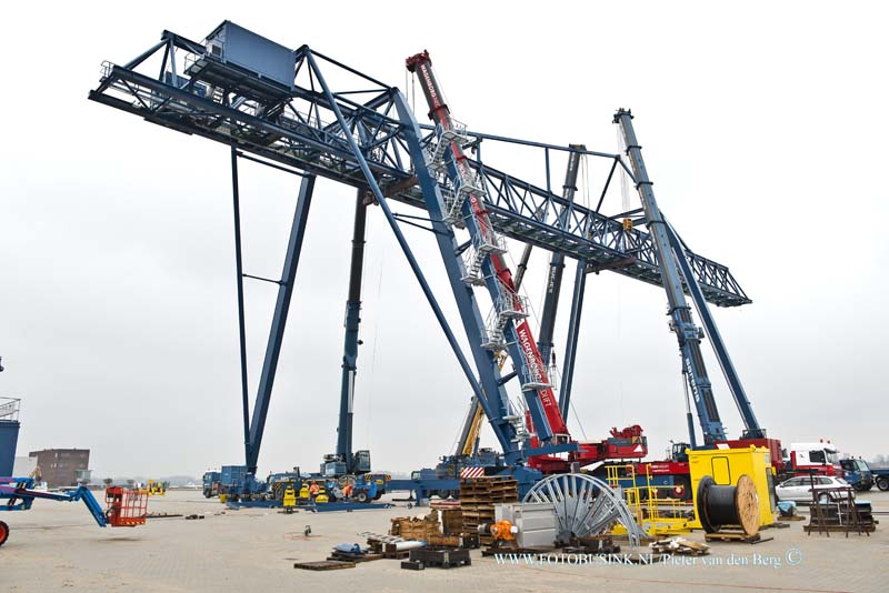 15032502.jpg - FOTOOPDRACHT:Alblasserdam:25-03-2015:ALBLASSERDAM - Woensdag 25 maart 2015 Op het Nieuwe Container Transferium Haven Oost bij Alblasserdam  is de Contianerkraan opgebouwd. De komende weken zal de kraan worden afgebouwd en naar verwachting is over drie weken het Transferium operationeel en kunnen de eerste containers worden gelost.Deze digitale foto blijft eigendom van FOTOPERSBURO BUSINK. Wij hanteren de voorwaarden van het N.V.F. en N.V.J. Gebruik van deze foto impliceert dat u bekend bent  en akkoord gaat met deze voorwaarden bij publicatie.EB/ETIENNE BUSINK