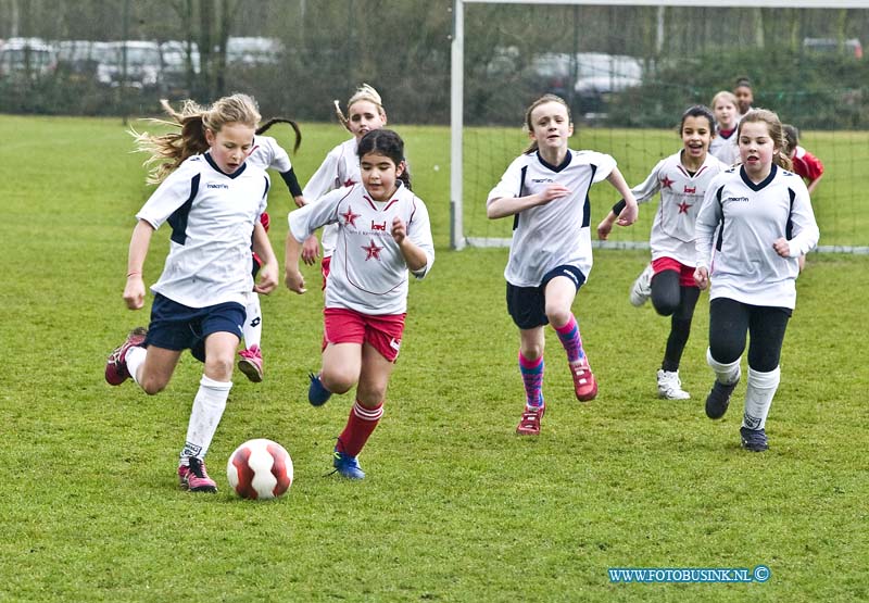 15032503.jpg - FOTOOPDRACHT:Dordrecht:25-03-2015:DORDRECHT - Woensdagmiddag 25 maart 2015 was er op de Dordtse voetbal velden weer het jaarlijkse voetbaltoernooi voor bassisscholen. Onder andere op het veld van VV Dubbeldam en Oranje- Wit speelde de KennedyschoolDeze digitale foto blijft eigendom van FOTOPERSBURO BUSINK. Wij hanteren de voorwaarden van het N.V.F. en N.V.J. Gebruik van deze foto impliceert dat u bekend bent  en akkoord gaat met deze voorwaarden bij publicatie.EB/ETIENNE BUSINK