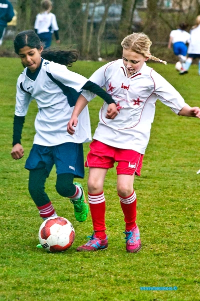 15032504.jpg - FOTOOPDRACHT:Dordrecht:25-03-2015:DORDRECHT - Woensdagmiddag 25 maart 2015 was er op de Dordtse voetbal velden weer het jaarlijkse voetbaltoernooi voor bassisscholen. Onder andere op het veld van VV Dubbeldam en Oranje- Wit speelde de KennedyschoolDeze digitale foto blijft eigendom van FOTOPERSBURO BUSINK. Wij hanteren de voorwaarden van het N.V.F. en N.V.J. Gebruik van deze foto impliceert dat u bekend bent  en akkoord gaat met deze voorwaarden bij publicatie.EB/ETIENNE BUSINK