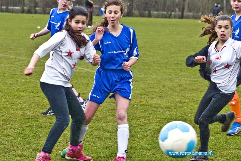 15032505.jpg - FOTOOPDRACHT:Dordrecht:25-03-2015:DORDRECHT - Woensdagmiddag 25 maart 2015 was er op de Dordtse voetbal velden weer het jaarlijkse voetbaltoernooi voor bassisscholen. Onder andere op het veld van VV Dubbeldam en Oranje- Wit speelde de KennedyschoolDeze digitale foto blijft eigendom van FOTOPERSBURO BUSINK. Wij hanteren de voorwaarden van het N.V.F. en N.V.J. Gebruik van deze foto impliceert dat u bekend bent  en akkoord gaat met deze voorwaarden bij publicatie.EB/ETIENNE BUSINK