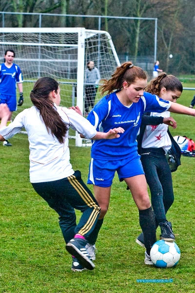 15032506.jpg - FOTOOPDRACHT:Dordrecht:25-03-2015:DORDRECHT - Woensdagmiddag 25 maart 2015 was er op de Dordtse voetbal velden weer het jaarlijkse voetbaltoernooi voor bassisscholen. Onder andere op het veld van VV Dubbeldam en Oranje- Wit speelde de KennedyschoolDeze digitale foto blijft eigendom van FOTOPERSBURO BUSINK. Wij hanteren de voorwaarden van het N.V.F. en N.V.J. Gebruik van deze foto impliceert dat u bekend bent  en akkoord gaat met deze voorwaarden bij publicatie.EB/ETIENNE BUSINK