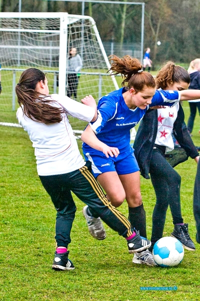 15032507.jpg - FOTOOPDRACHT:Dordrecht:25-03-2015:DORDRECHT - Woensdagmiddag 25 maart 2015 was er op de Dordtse voetbal velden weer het jaarlijkse voetbaltoernooi voor bassisscholen. Onder andere op het veld van VV Dubbeldam en Oranje- Wit speelde de KennedyschoolDeze digitale foto blijft eigendom van FOTOPERSBURO BUSINK. Wij hanteren de voorwaarden van het N.V.F. en N.V.J. Gebruik van deze foto impliceert dat u bekend bent  en akkoord gaat met deze voorwaarden bij publicatie.EB/ETIENNE BUSINK