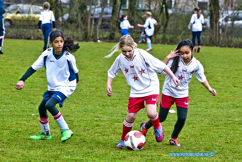 15032508.jpg - FOTOOPDRACHT:Dordrecht:25-03-2015:DORDRECHT - Woensdagmiddag 25 maart 2015 was er op de Dordtse voetbal velden weer het jaarlijkse voetbaltoernooi voor bassisscholen. Onder andere op het veld van VV Dubbeldam en Oranje- Wit speelde de KennedyschoolDeze digitale foto blijft eigendom van FOTOPERSBURO BUSINK. Wij hanteren de voorwaarden van het N.V.F. en N.V.J. Gebruik van deze foto impliceert dat u bekend bent  en akkoord gaat met deze voorwaarden bij publicatie.EB/ETIENNE BUSINK