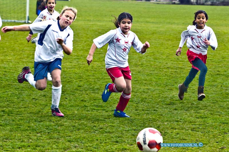 15032509.jpg - FOTOOPDRACHT:Dordrecht:25-03-2015:DORDRECHT - Woensdagmiddag 25 maart 2015 was er op de Dordtse voetbal velden weer het jaarlijkse voetbaltoernooi voor bassisscholen. Onder andere op het veld van VV Dubbeldam en Oranje- Wit speelde de KennedyschoolDeze digitale foto blijft eigendom van FOTOPERSBURO BUSINK. Wij hanteren de voorwaarden van het N.V.F. en N.V.J. Gebruik van deze foto impliceert dat u bekend bent  en akkoord gaat met deze voorwaarden bij publicatie.EB/ETIENNE BUSINK