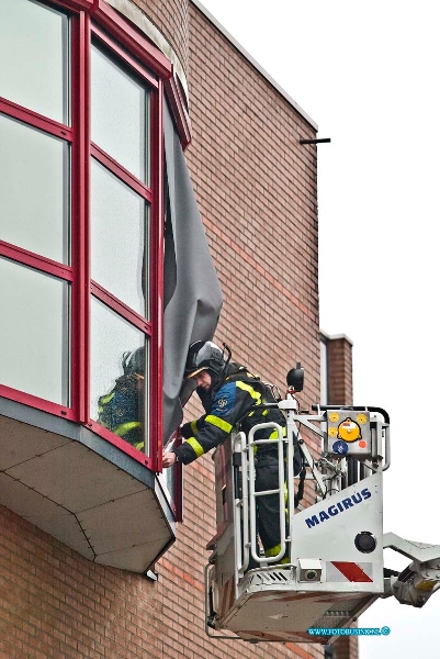 15032903.jpg - FOTOOPDRACHT:Dordrecht:29-03-2015:DORDRECHT - Zondagmiddag 29 maart 2015 Ook de brandweer zelf had last van de storm en het noodweereen zonnescherm was kaport gewaaid van de regionale meldkamer bij de brandweer Zuid Holland Zuid aan het Oranjepark, met een hoogwerker werd het zonnescherm los gesneden.Deze digitale foto blijft eigendom van FOTOPERSBURO BUSINK. Wij hanteren de voorwaarden van het N.V.F. en N.V.J. Gebruik van deze foto impliceert dat u bekend bent  en akkoord gaat met deze voorwaarden bij publicatie.EB/ETIENNE BUSINK