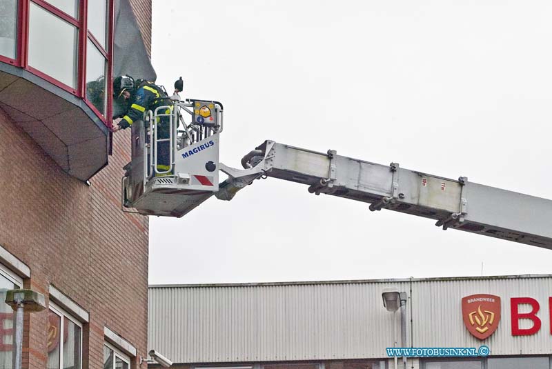 15032904.jpg - FOTOOPDRACHT:Dordrecht:29-03-2015:DORDRECHT - Zondagmiddag 29 maart 2015 Ook de brandweer zelf had last van de storm en het noodweereen zonnescherm was kaport gewaaid van de regionale meldkamer bij de brandweer Zuid Holland Zuid aan het Oranjepark, met een hoogwerker werd het zonnescherm los gesneden.Deze digitale foto blijft eigendom van FOTOPERSBURO BUSINK. Wij hanteren de voorwaarden van het N.V.F. en N.V.J. Gebruik van deze foto impliceert dat u bekend bent  en akkoord gaat met deze voorwaarden bij publicatie.EB/ETIENNE BUSINK