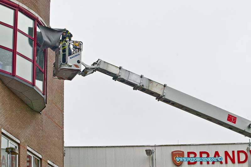 15032905.jpg - FOTOOPDRACHT:Dordrecht:29-03-2015:DORDRECHT - Zondagmiddag 29 maart 2015 Ook de brandweer zelf had last van de storm en het noodweereen zonnescherm was kaport gewaaid van de regionale meldkamer bij de brandweer Zuid Holland Zuid aan het Oranjepark, met een hoogwerker werd het zonnescherm los gesneden.Deze digitale foto blijft eigendom van FOTOPERSBURO BUSINK. Wij hanteren de voorwaarden van het N.V.F. en N.V.J. Gebruik van deze foto impliceert dat u bekend bent  en akkoord gaat met deze voorwaarden bij publicatie.EB/ETIENNE BUSINK