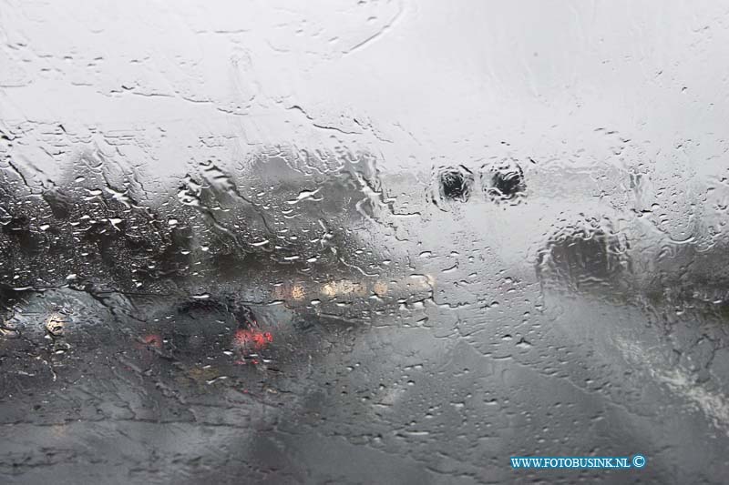 15032906.jpg - FOTOOPDRACHT:Gorinchem:29-03-2015:A27 - Zondagmiddag 29-03-2015 Had het verkeer op in heel Nederland last van de harde wind vlaagen en de zware regenval. het KNMI had zelf code Geel aangekondigd.Deze digitale foto blijft eigendom van FOTOPERSBURO BUSINK. Wij hanteren de voorwaarden van het N.V.F. en N.V.J. Gebruik van deze foto impliceert dat u bekend bent  en akkoord gaat met deze voorwaarden bij publicatie.EB/ETIENNE BUSINK