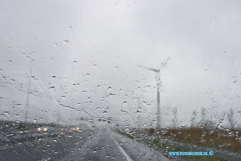 15032907.jpg - FOTOOPDRACHT:Hardingsveld:29-03-2015:A15 - Zondagmiddag 29-03-2015 Had het verkeer op in heel Nederland last van de harde wind vlaagen en de zware regenval. het KNMI had zelf code Geel aangekondigd.Deze digitale foto blijft eigendom van FOTOPERSBURO BUSINK. Wij hanteren de voorwaarden van het N.V.F. en N.V.J. Gebruik van deze foto impliceert dat u bekend bent  en akkoord gaat met deze voorwaarden bij publicatie.EB/ETIENNE BUSINK