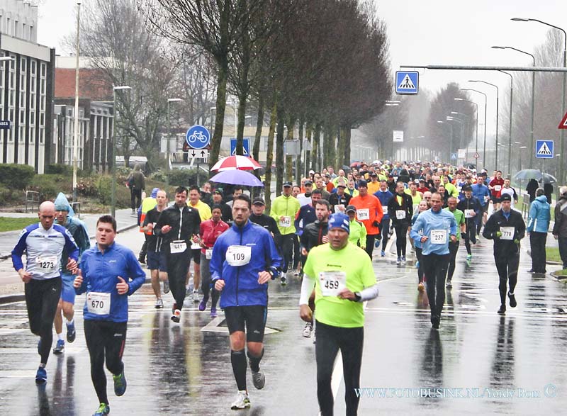 15032908.jpg - FOTOOPDRACHT:Dordrecht:29-03-2015:DORDRECHT - zondagmiddag 29 Maart 2015 was  in noodweer de jaarlijkse Dwars Door Dordtloop.De DDD is een officiële KNAU wegwedstrijd en prestatieloop die door de historsche binnenstad gaat.Deze digitale foto blijft eigendom van FOTOPERSBURO BUSINK. Wij hanteren de voorwaarden van het N.V.F. en N.V.J. Gebruik van deze foto impliceert dat u bekend bent  en akkoord gaat met deze voorwaarden bij publicatie.EB/ETIENNE BUSINK