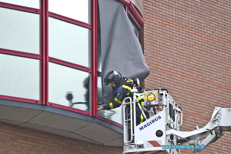 15032909.jpg - FOTOOPDRACHT:Dordrecht:29-03-2015:DORDRECHT - Zondagmiddag 29 maart 2015 Ook de brandweer zelf had last van de storm en het noodweereen zonnescherm was kaport gewaaid van de regionale meldkamer bij de brandweer Zuid Holland Zuid aan het Oranjepark, met een hoogwerker werd het zonnescherm los gesneden.Deze digitale foto blijft eigendom van FOTOPERSBURO BUSINK. Wij hanteren de voorwaarden van het N.V.F. en N.V.J. Gebruik van deze foto impliceert dat u bekend bent  en akkoord gaat met deze voorwaarden bij publicatie.EB/ETIENNE BUSINK