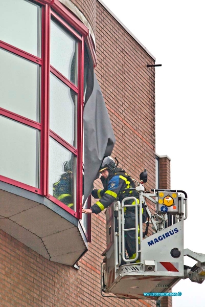 15032911.jpg - FOTOOPDRACHT:Dordrecht:29-03-2015:DORDRECHT - Zondagmiddag 29 maart 2015 Ook de brandweer zelf had last van de storm en het noodweereen zonnescherm was kaport gewaaid van de regionale meldkamer bij de brandweer Zuid Holland Zuid aan het Oranjepark, met een hoogwerker werd het zonnescherm los gesneden.Deze digitale foto blijft eigendom van FOTOPERSBURO BUSINK. Wij hanteren de voorwaarden van het N.V.F. en N.V.J. Gebruik van deze foto impliceert dat u bekend bent  en akkoord gaat met deze voorwaarden bij publicatie.EB/ETIENNE BUSINK