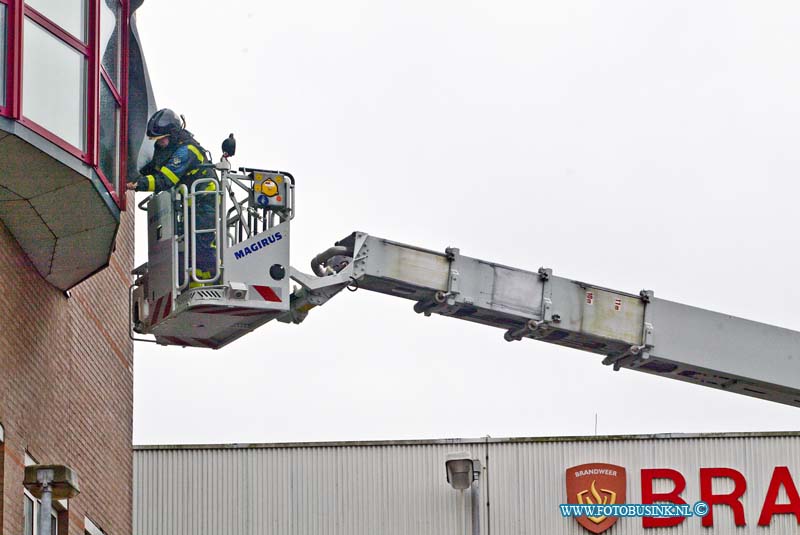 15032912.jpg - FOTOOPDRACHT:Dordrecht:29-03-2015:DORDRECHT - Zondagmiddag 29 maart 2015 Ook de brandweer zelf had last van de storm en het noodweereen zonnescherm was kaport gewaaid van de regionale meldkamer bij de brandweer Zuid Holland Zuid aan het Oranjepark, met een hoogwerker werd het zonnescherm los gesneden.Deze digitale foto blijft eigendom van FOTOPERSBURO BUSINK. Wij hanteren de voorwaarden van het N.V.F. en N.V.J. Gebruik van deze foto impliceert dat u bekend bent  en akkoord gaat met deze voorwaarden bij publicatie.EB/ETIENNE BUSINK