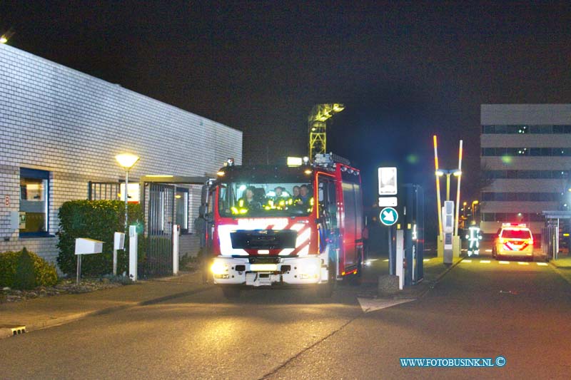 15033001.jpg - FOTOOPDRACHT:Kinderdijk:30-03-2015:KINDERDIJK - Maandagavond 30-03-2015 is bij een bedrijfsongeval op de  scheepswerf van IHC Merwede in Kinderdijk een 19-jarige man om het leven gekomen. Het slachtoffer maakte een val met dodelijke afloop. Deze digitale foto blijft eigendom van FOTOPERSBURO BUSINK. Wij hanteren de voorwaarden van het N.V.F. en N.V.J. Gebruik van deze foto impliceert dat u bekend bent  en akkoord gaat met deze voorwaarden bij publicatie.EB/ETIENNE BUSINK