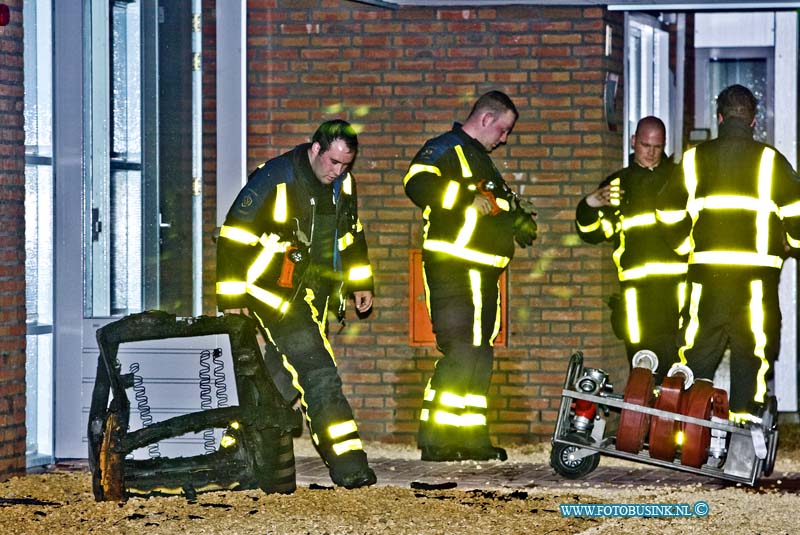 15033103.jpg - FOTOOPDRACHT:Zwijndrecht:31-03-2015: ( Foto: De stoel waar de vrouw in zat op voorgrond)ZWIJNDRECHT - Dinsdagnacht is in een woning van het Woongebouw de Plantage aan de Plantageweg een brand uitgebroken, waar 1 bewoner zwaar gewond raakte toen de stoel waar ze in zat in brand geraakte. De woning raakte zwaar beschadigd, de brandweer had de brand snel onder controle.Deze digitale foto blijft eigendom van FOTOPERSBURO BUSINK. Wij hanteren de voorwaarden van het N.V.F. en N.V.J. Gebruik van deze foto impliceert dat u bekend bent  en akkoord gaat met deze voorwaarden bij publicatie.EB/ETIENNE BUSINK