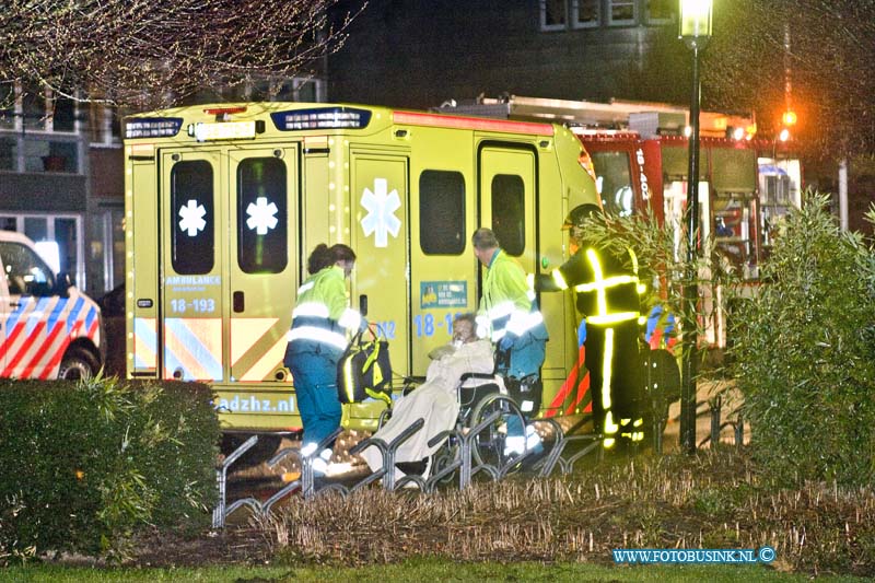 15033104.jpg - FOTOOPDRACHT:Zwijndrecht:31-03-2015: ( Foto: Bewoner word behandeld in ambulance en naar ziekenhuis vervoerd)ZWIJNDRECHT - Dinsdagnacht is in een woning van het Woongebouw de Plantage aan de Plantageweg een brand uitgebroken, waar 1 bewoner zwaar gewond raakte toen de stoel waar ze in zat in brand geraakte. De woning raakte zwaar beschadigd, de brandweer had de brand snel onder controle.Deze digitale foto blijft eigendom van FOTOPERSBURO BUSINK. Wij hanteren de voorwaarden van het N.V.F. en N.V.J. Gebruik van deze foto impliceert dat u bekend bent  en akkoord gaat met deze voorwaarden bij publicatie.EB/ETIENNE BUSINK