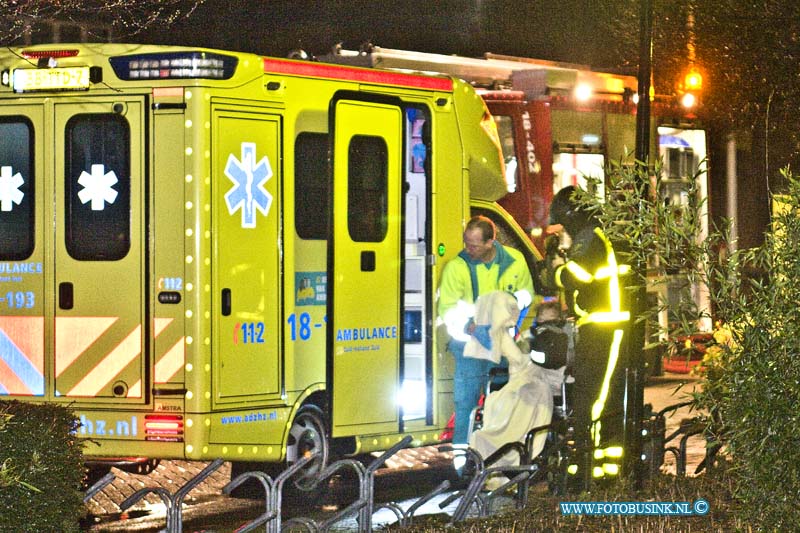 15033105.jpg - FOTOOPDRACHT:Zwijndrecht:31-03-2015:ZWIJNDRECHT - Dinsdagnacht is in een woning van het Woongebouw de Plantage aan de Plantageweg een brand uitgebroken, waar 1 bewoner zwaar gewond raakte toen de stoel waar ze in zat in brand geraakte. De woning raakte zwaar beschadigd, de brandweer had de brand snel onder controle.Deze digitale foto blijft eigendom van FOTOPERSBURO BUSINK. Wij hanteren de voorwaarden van het N.V.F. en N.V.J. Gebruik van deze foto impliceert dat u bekend bent  en akkoord gaat met deze voorwaarden bij publicatie.EB/ETIENNE BUSINK