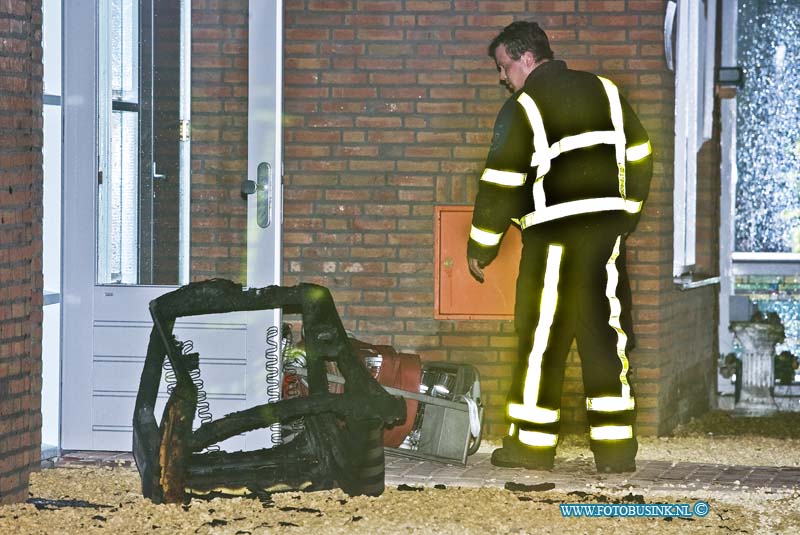 15033106.jpg - FOTOOPDRACHT:Zwijndrecht:31-03-2015: ( Foto: De stoel die in brand heeft gestaan met de bewoner er nog in zittend)ZWIJNDRECHT - Dinsdagnacht is in een woning van het Woongebouw de Plantage aan de Plantageweg een brand uitgebroken, waar 1 bewoner zwaar gewond raakte toen de stoel waar ze in zat in brand geraakte. De woning raakte zwaar beschadigd, de brandweer had de brand snel onder controle.Deze digitale foto blijft eigendom van FOTOPERSBURO BUSINK. Wij hanteren de voorwaarden van het N.V.F. en N.V.J. Gebruik van deze foto impliceert dat u bekend bent  en akkoord gaat met deze voorwaarden bij publicatie.EB/ETIENNE BUSINK