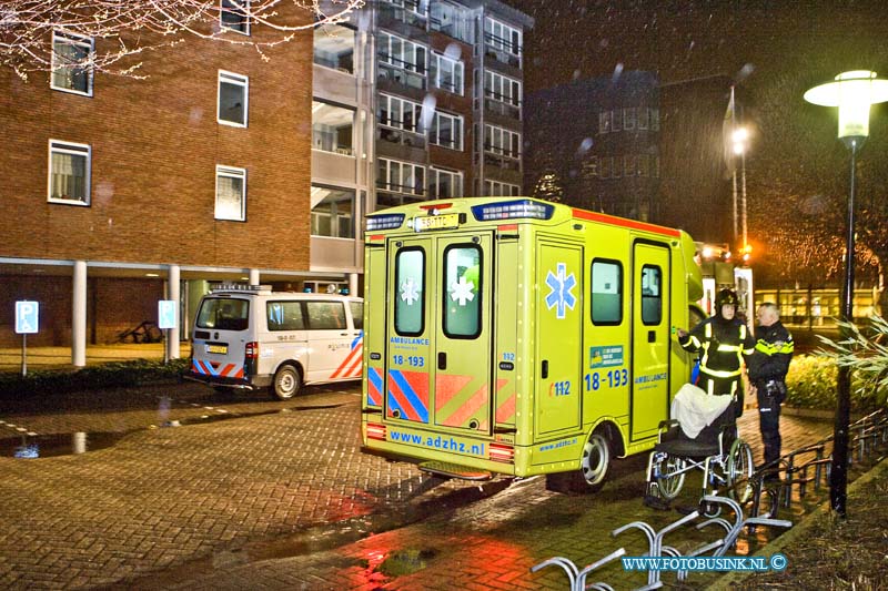 15033108.jpg - FOTOOPDRACHT:Zwijndrecht:31-03-2015: ( Foto: Bewoner word behandeld in ambulance en naar ziekenhuis vervoerd)ZWIJNDRECHT - Dinsdagnacht is in een woning van het Woongebouw de Plantage aan de Plantageweg een brand uitgebroken, waar 1 bewoner zwaar gewond raakte toen de stoel waar ze in zat in brand geraakte. De woning raakte zwaar beschadigd, de brandweer had de brand snel onder controle.Deze digitale foto blijft eigendom van FOTOPERSBURO BUSINK. Wij hanteren de voorwaarden van het N.V.F. en N.V.J. Gebruik van deze foto impliceert dat u bekend bent  en akkoord gaat met deze voorwaarden bij publicatie.EB/ETIENNE BUSINK