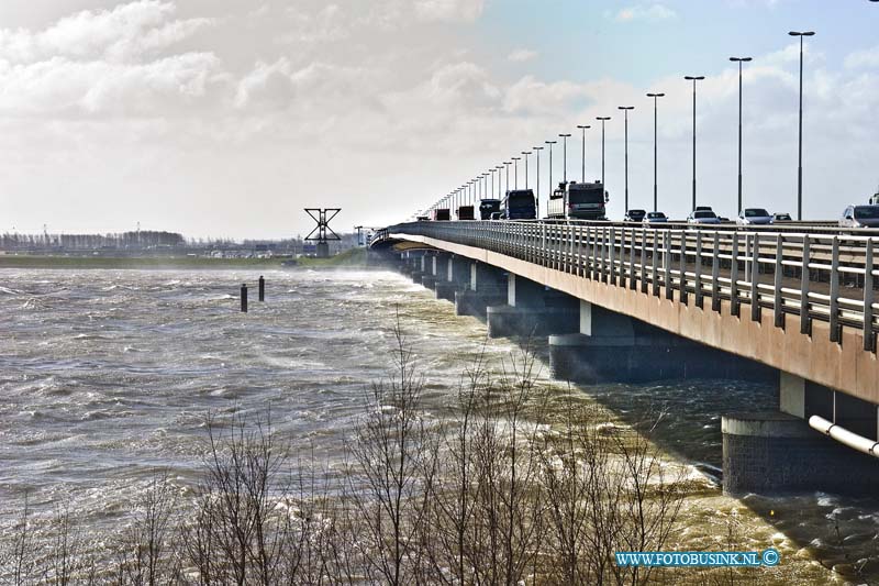 15033110.jpg - FOTOOPDRACHT:Dordrecht:31-03-2015:DORDRECHT - Dinsdag 31-03-2015 Door de storm en de daarmee samenhangende hoge waterstanden zorgt het hoge water, bevoorbeeld in het Hollandsdiep voor veel overlast. Sommige sluizen worden gesloten. ook het verkeer onderwind veel overlast van de harde wind zoals vrachtwagens en aanhangers  (Foto: Moerdijkbrug)Deze digitale foto blijft eigendom van FOTOPERSBURO BUSINK. Wij hanteren de voorwaarden van het N.V.F. en N.V.J. Gebruik van deze foto impliceert dat u bekend bent  en akkoord gaat met deze voorwaarden bij publicatie.EB/ETIENNE BUSINK