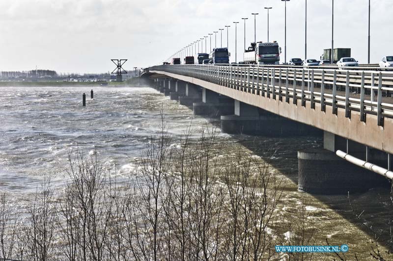 15033111.jpg - FOTOOPDRACHT:Dordrecht:31-03-2015:DORDRECHT - Dinsdag 31-03-2015 Door de storm en de daarmee samenhangende hoge waterstanden zorgt het hoge water, bevoorbeeld in het Hollandsdiep voor veel overlast. Sommige sluizen worden gesloten. ook het verkeer onderwind veel overlast van de harde wind zoals vrachtwagens en aanhangers  (Foto: Moerdijkbrug)Deze digitale foto blijft eigendom van FOTOPERSBURO BUSINK. Wij hanteren de voorwaarden van het N.V.F. en N.V.J. Gebruik van deze foto impliceert dat u bekend bent  en akkoord gaat met deze voorwaarden bij publicatie.EB/ETIENNE BUSINK