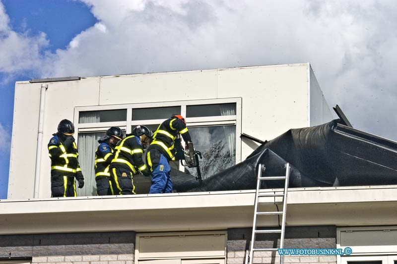 15033112.jpg - FOTOOPDRACHT:Dordrecht:31-03-2015:DORDRECHT - Dinsdag 31-03-2015 Door de storm waaiden vele daken en gevels van diverse woningen in onze regio af zoals in Alblasserdam op het kamgras en Palissander (Foto) en Hoogblokland en Henderik Ido AmbachtDeze digitale foto blijft eigendom van FOTOPERSBURO BUSINK. Wij hanteren de voorwaarden van het N.V.F. en N.V.J. Gebruik van deze foto impliceert dat u bekend bent  en akkoord gaat met deze voorwaarden bij publicatie.EB/ETIENNE BUSINK