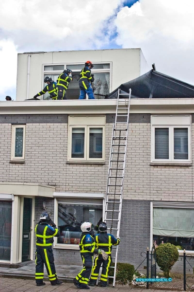 15033113.jpg - FOTOOPDRACHT:Dordrecht:31-03-2015:DORDRECHT - Dinsdag 31-03-2015 Door de storm waaiden vele daken en gevels van diverse woningen in onze regio af zoals in Alblasserdam op het kamgras en Palissander (Foto) en Hoogblokland en Henderik Ido AmbachtDeze digitale foto blijft eigendom van FOTOPERSBURO BUSINK. Wij hanteren de voorwaarden van het N.V.F. en N.V.J. Gebruik van deze foto impliceert dat u bekend bent  en akkoord gaat met deze voorwaarden bij publicatie.EB/ETIENNE BUSINK