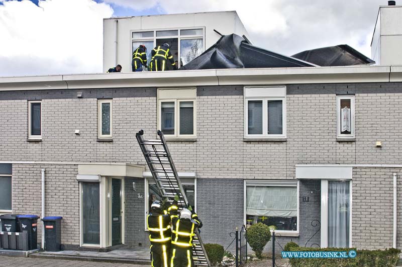 15033114.jpg - FOTOOPDRACHT:Dordrecht:31-03-2015:DORDRECHT - Dinsdag 31-03-2015 Door de storm waaiden vele daken en gevels van diverse woningen in onze regio af zoals in Alblasserdam op het kamgras en Palissander (Foto) en Hoogblokland en Henderik Ido AmbachtDeze digitale foto blijft eigendom van FOTOPERSBURO BUSINK. Wij hanteren de voorwaarden van het N.V.F. en N.V.J. Gebruik van deze foto impliceert dat u bekend bent  en akkoord gaat met deze voorwaarden bij publicatie.EB/ETIENNE BUSINK