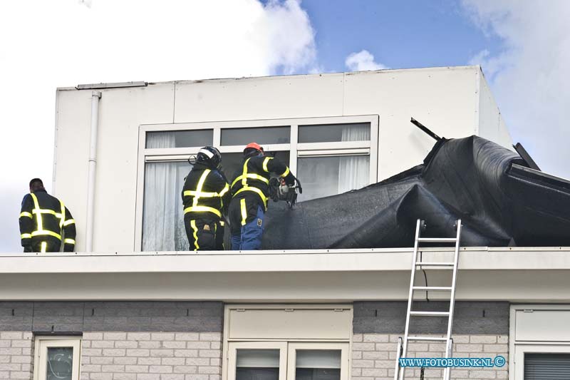 15033115.jpg - FOTOOPDRACHT:Dordrecht:31-03-2015:DORDRECHT - Dinsdag 31-03-2015 Door de storm waaiden vele daken en gevels van diverse woningen in onze regio af zoals in Alblasserdam op het kamgras en Palissander (Foto) en Hoogblokland en Henderik Ido AmbachtDeze digitale foto blijft eigendom van FOTOPERSBURO BUSINK. Wij hanteren de voorwaarden van het N.V.F. en N.V.J. Gebruik van deze foto impliceert dat u bekend bent  en akkoord gaat met deze voorwaarden bij publicatie.EB/ETIENNE BUSINK