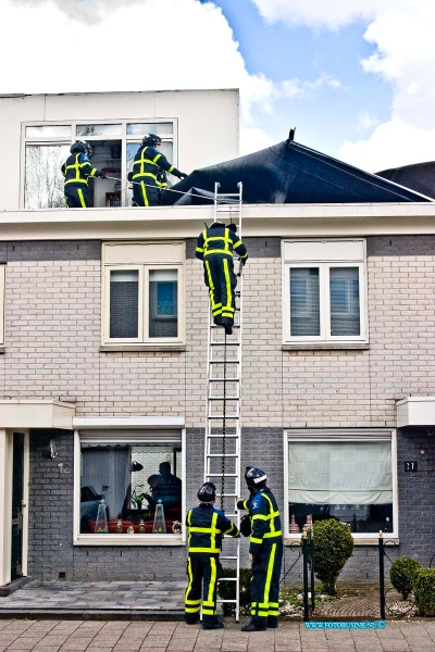 15033116.jpg - FOTOOPDRACHT:Dordrecht:31-03-2015:DORDRECHT - Dinsdag 31-03-2015 Door de storm waaiden vele daken en gevels van diverse woningen in onze regio af zoals in Alblasserdam op het kamgras en Palissander (Foto) en Hoogblokland en Henderik Ido AmbachtDeze digitale foto blijft eigendom van FOTOPERSBURO BUSINK. Wij hanteren de voorwaarden van het N.V.F. en N.V.J. Gebruik van deze foto impliceert dat u bekend bent  en akkoord gaat met deze voorwaarden bij publicatie.EB/ETIENNE BUSINK