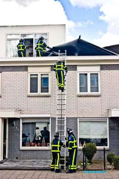 15033116.jpg - FOTOOPDRACHT:Dordrecht:31-03-2015:DORDRECHT - Dinsdag 31-03-2015 Door de storm waaiden vele daken en gevels van diverse woningen in onze regio af zoals in Alblasserdam op het kamgras en Palissander (Foto) en Hoogblokland en Henderik Ido AmbachtDeze digitale foto blijft eigendom van FOTOPERSBURO BUSINK. Wij hanteren de voorwaarden van het N.V.F. en N.V.J. Gebruik van deze foto impliceert dat u bekend bent  en akkoord gaat met deze voorwaarden bij publicatie.EB/ETIENNE BUSINK