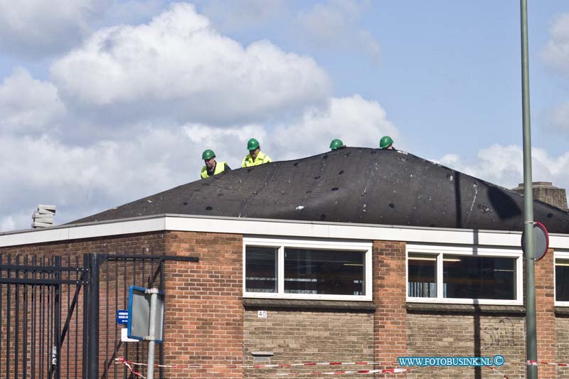 15033122.jpg - FOTOOPDRACHT:Dordrecht:31-03-2015:DORDRECHT - Dinsdag 31-03-2015 Door de storm waaide het dak van dit bedrijf aan de Merwedestraat los, werknemmers probeerde met zware stenen het dak te verzwaren.Deze digitale foto blijft eigendom van FOTOPERSBURO BUSINK. Wij hanteren de voorwaarden van het N.V.F. en N.V.J. Gebruik van deze foto impliceert dat u bekend bent  en akkoord gaat met deze voorwaarden bij publicatie.EB/ETIENNE BUSINK