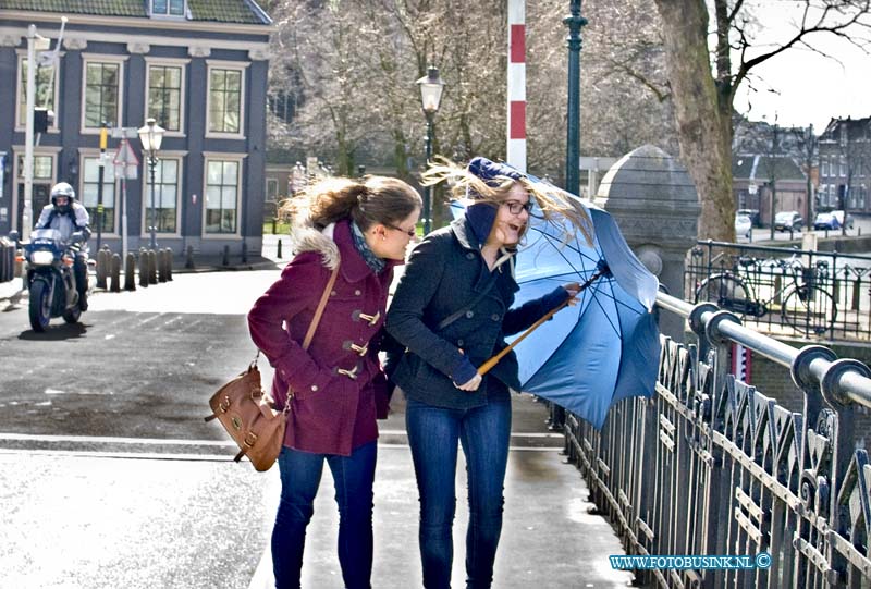 15033123.jpg - FOTOOPDRACHT:Dordrecht:31-03-2015:DORDRECHT - Dinsdag 31-03-2015 Door de harde wind en storm hadden deze Engelse toeristen het zwaar, de paraplu bod helaas geen uitkomst. ( Foto: Dordtse binnenstad Blauwpoortplein)Deze digitale foto blijft eigendom van FOTOPERSBURO BUSINK. Wij hanteren de voorwaarden van het N.V.F. en N.V.J. Gebruik van deze foto impliceert dat u bekend bent  en akkoord gaat met deze voorwaarden bij publicatie.EB/ETIENNE BUSINK