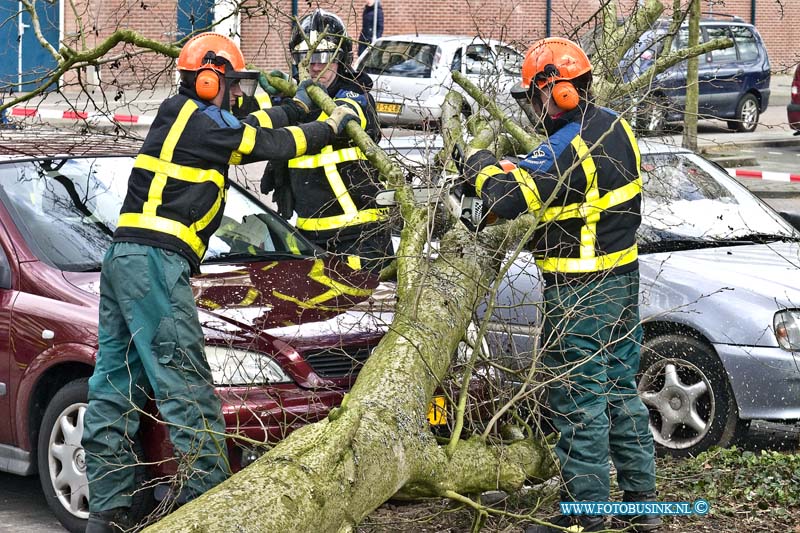 15033126.jpg - FOTOOPDRACHT:Alabsserdam:31-03-2015:ALBLASERDAM - Dinsdag 31-03-2015 Door de storm belande een boom op een auto in de Nicolaas Beetsstraat, de auto raakte totaallos en twee auto raakte zwaarbeschadigd en de brandweer was geruime tijd bezig met de boom klein te zagen. Deze digitale foto blijft eigendom van FOTOPERSBURO BUSINK. Wij hanteren de voorwaarden van het N.V.F. en N.V.J. Gebruik van deze foto impliceert dat u bekend bent  en akkoord gaat met deze voorwaarden bij publicatie.EB/ETIENNE BUSINK