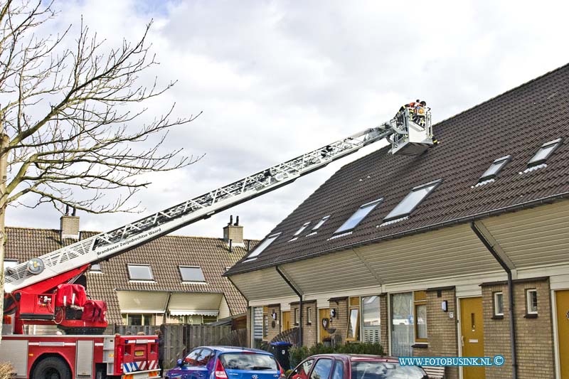 15033127.jpg - FOTOOPDRACHT:Zwijndrecht:31-03-2015:ZWIJNDRECHT - Dinsdag 31-03-2015 Door de storm die gepaart ging met harde wind stoten waaide enklen dakpannen van het dak aan de Oranjeplein. de brandweerhielp de bewoners met hun dak veilig te stellen.Deze digitale foto blijft eigendom van FOTOPERSBURO BUSINK. Wij hanteren de voorwaarden van het N.V.F. en N.V.J. Gebruik van deze foto impliceert dat u bekend bent  en akkoord gaat met deze voorwaarden bij publicatie.EB/ETIENNE BUSINK