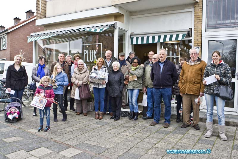 15033129.jpg - FOTOOPDRACHT:Dordrecht:31-03-2015:Prijsuitrijking voorjaars actie OVNK bij pluk bloemen en planten PauluspleinDeze digitale foto blijft eigendom van FOTOPERSBURO BUSINK. Wij hanteren de voorwaarden van het N.V.F. en N.V.J. Gebruik van deze foto impliceert dat u bekend bent  en akkoord gaat met deze voorwaarden bij publicatie.EB/ETIENNE BUSINK