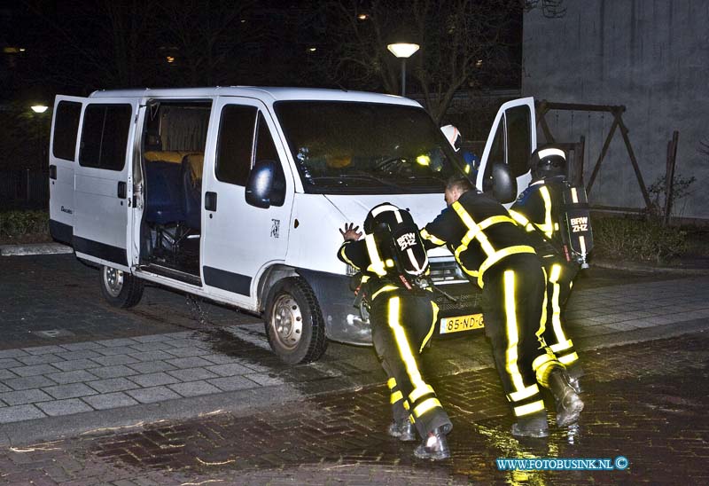 15033133.jpg - FOTOOPDRACHT:Dordrecht:31-03-2015:DORDRECHT - Dinsdagavond 31-03-2015 Was de zoveelste brand op het Vogelplein, het betrof nu een busje dat in de brand was gestoken. De laatste jaren is er veel overlast van brandjes in de omgeving van het vogelplein in de wijk vogelbuurt.Deze digitale foto blijft eigendom van FOTOPERSBURO BUSINK. Wij hanteren de voorwaarden van het N.V.F. en N.V.J. Gebruik van deze foto impliceert dat u bekend bent  en akkoord gaat met deze voorwaarden bij publicatie.EB/ETIENNE BUSINK
