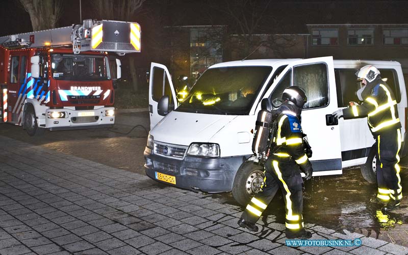 15033134.jpg - FOTOOPDRACHT:Dordrecht:31-03-2015:DORDRECHT - Dinsdagavond 31-03-2015 Was de zoveelste brand op het Vogelplein, het betrof nu een busje dat in de brand was gestoken. De laatste jaren is er veel overlast van brandjes in de omgeving van het vogelplein in de wijk vogelbuurt.Deze digitale foto blijft eigendom van FOTOPERSBURO BUSINK. Wij hanteren de voorwaarden van het N.V.F. en N.V.J. Gebruik van deze foto impliceert dat u bekend bent  en akkoord gaat met deze voorwaarden bij publicatie.EB/ETIENNE BUSINK