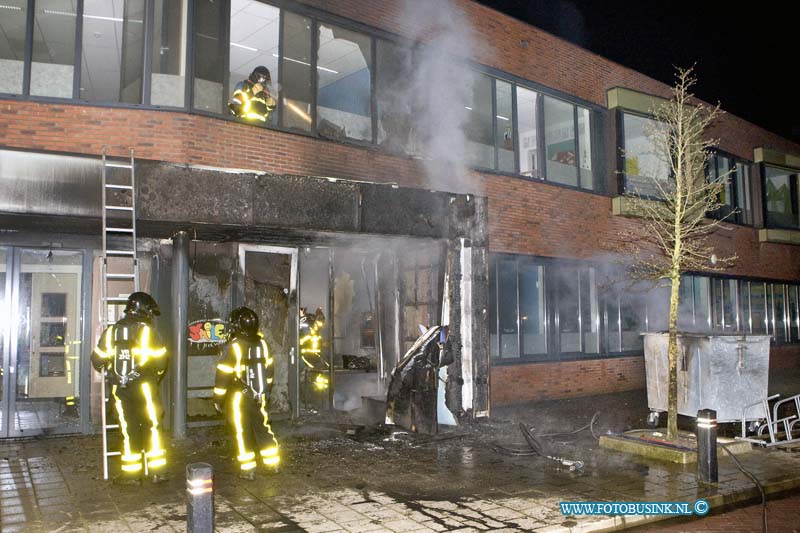 16030107.jpg - ALBLASSERDAM 01 maart 2016 Bij een uitslaande brand vannacht in de openbare basisschool t Nokkenwiel aan de Maasstraat, zijn diverse lokalen beschadigd en ook de intree en het administratie kantoor ging in vlammen op. De brand heeft middel brand gemaakt op de huizen hoge vlammen te blussen. De brand is mogelijk ontstaan aan de buiten zijde van de school, nabij de vuil container.Deze digitale foto blijft eigendom van FOTOPERSBURO BUSINK. Wij hanteren de voorwaarden van het N.V.F. en N.V.J. Gebruik van deze foto impliceert dat u bekend bent  en akkoord gaat met deze voorwaarden bij publicatie.EB/ETIENNE BUSINK