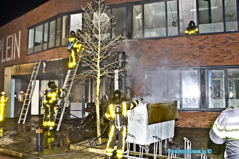 16030108.jpg - ALBLASSERDAM 01 maart 2016 Bij een uitslaande brand vannacht in de openbare basisschool t Nokkenwiel aan de Maasstraat, zijn diverse lokalen beschadigd en ook de intree en het administratie kantoor ging in vlammen op. De brand heeft middel brand gemaakt op de huizen hoge vlammen te blussen. De brand is mogelijk ontstaan aan de buiten zijde van de school, nabij de vuil container.Deze digitale foto blijft eigendom van FOTOPERSBURO BUSINK. Wij hanteren de voorwaarden van het N.V.F. en N.V.J. Gebruik van deze foto impliceert dat u bekend bent  en akkoord gaat met deze voorwaarden bij publicatie.EB/ETIENNE BUSINK
