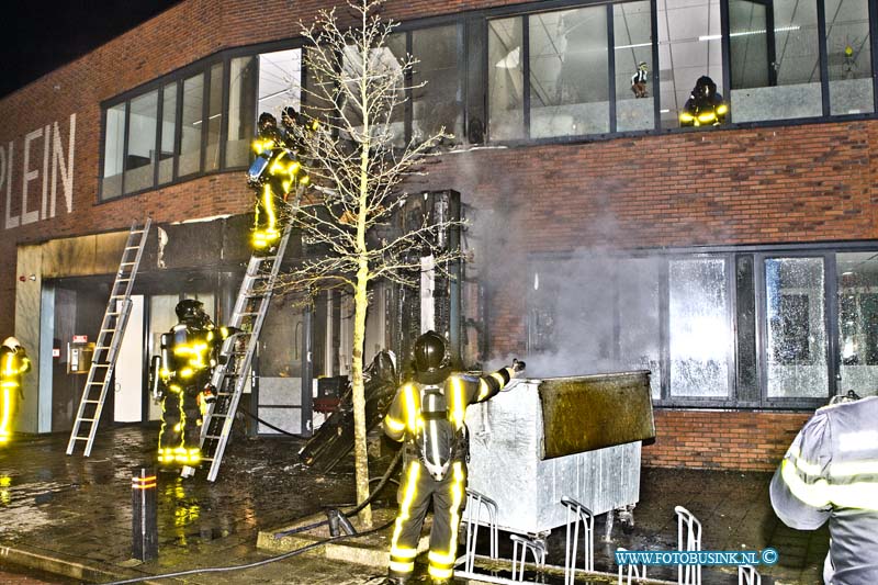 16030108.jpg - ALBLASSERDAM 01 maart 2016 Bij een uitslaande brand vannacht in de openbare basisschool t Nokkenwiel aan de Maasstraat, zijn diverse lokalen beschadigd en ook de intree en het administratie kantoor ging in vlammen op. De brand heeft middel brand gemaakt op de huizen hoge vlammen te blussen. De brand is mogelijk ontstaan aan de buiten zijde van de school, nabij de vuil container.Deze digitale foto blijft eigendom van FOTOPERSBURO BUSINK. Wij hanteren de voorwaarden van het N.V.F. en N.V.J. Gebruik van deze foto impliceert dat u bekend bent  en akkoord gaat met deze voorwaarden bij publicatie.EB/ETIENNE BUSINK