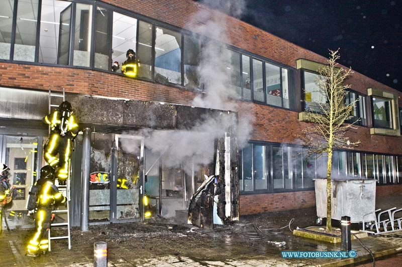 16030111.jpg - ALBLASSERDAM 01 maart 2016 Bij een uitslaande brand vannacht in de openbare basisschool t Nokkenwiel aan de Maasstraat, zijn diverse lokalen beschadigd en ook de intree en het administratie kantoor ging in vlammen op. De brand heeft middel brand gemaakt op de huizen hoge vlammen te blussen. De brand is mogelijk ontstaan aan de buiten zijde van de school, nabij de vuil container.Deze digitale foto blijft eigendom van FOTOPERSBURO BUSINK. Wij hanteren de voorwaarden van het N.V.F. en N.V.J. Gebruik van deze foto impliceert dat u bekend bent  en akkoord gaat met deze voorwaarden bij publicatie.EB/ETIENNE BUSINK