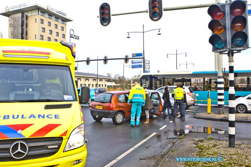 16030301.jpg - Dordrecht 03 maart 2016 Bij een aanrijding op de Laan de V.N. afrit Rondweg N3 raakte enkelen mensen licht gewond. De Ambulance medewerkers keken de gewonden ter plaatse na. het kruis punt was door de aanrijding maar voor 1 baan bereikbaar en dat leverde een behoorlijke verkeers chaos op. De mogelijke mede oorzaak van dit ongeval komt door dat de verkeerlichten op deze drukke kruizing niet werkte.Deze digitale foto blijft eigendom van FOTOPERSBURO BUSINK. Wij hanteren de voorwaarden van het N.V.F. en N.V.J. Gebruik van deze foto impliceert dat u bekend bent  en akkoord gaat met deze voorwaarden bij publicatie.EB/ETIENNE BUSINK