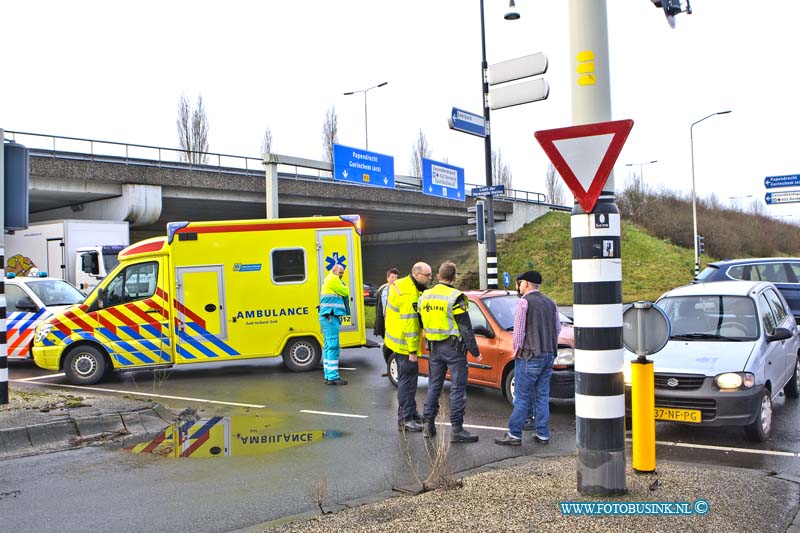 16030302.jpg - Dordrecht 03 maart 2016 Bij een aanrijding op de Laan de V.N. afrit Rondweg N3 raakte enkelen mensen licht gewond. De Ambulance medewerkers keken de gewonden ter plaatse na. het kruis punt was door de aanrijding maar voor 1 baan bereikbaar en dat leverde een behoorlijke verkeers chaos op. De mogelijke mede oorzaak van dit ongeval komt door dat de verkeerlichten op deze drukke kruizing niet werkte.Deze digitale foto blijft eigendom van FOTOPERSBURO BUSINK. Wij hanteren de voorwaarden van het N.V.F. en N.V.J. Gebruik van deze foto impliceert dat u bekend bent  en akkoord gaat met deze voorwaarden bij publicatie.EB/ETIENNE BUSINK